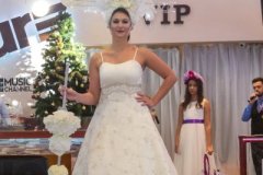 Eszüstös hímzéssel ellátott menyasszonyi ruha