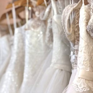 Menyasszonyi ruhák a Mystic Moment Esküvői Ruhaszalonban Gyömrőn. Bejelentkezés: 0670 944 33 83