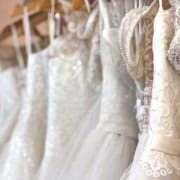 Menyasszonyi ruhák a Mystic Moment Esküvői Ruhaszalonban Gyömrőn, Szent István út 20/a szám alatt. Bejelentkezni a 0670 944 33 83 -as telefonszámon lehetséges.